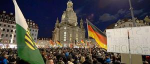 Zwischen Anhängern der Pegida-Bewegung - hier bei einer Demonstration am 2. März in Dresden - und der sächsischen CDU gibt es Gesprächskontakte.