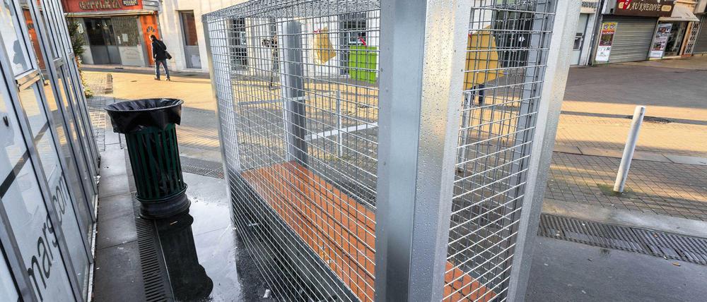 Stein des Anstoßes. Solche Käfige sollten in Angoulême verhindern, dass Obdachlose sich auf Parkbänken niederlassen können.