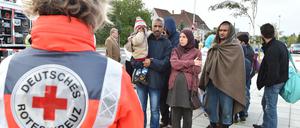 DRK-Helfer empfangen die Flüchtlinge am Eisenhüttenstädter Bahnhof.