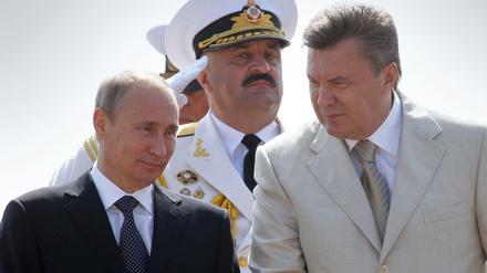 Wladimir Putin und der damaligen ukrainische Präsident Janukowitsch nehmen in Sewastopol an einer Parade zu Ehren der russischen Marine teil. 