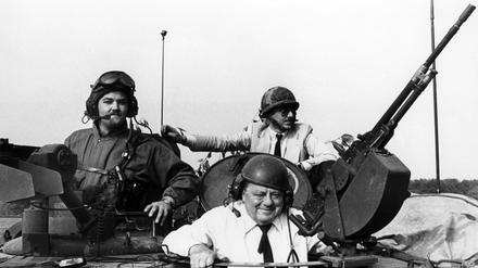 Franz Josef Strauß (unten) beobachtet 1982 in einem US-Kampfpanzer eine Nato-Übung. Neue Akten weisen darauf hin, dass der langjährige CSU-Vorsitzende im Zweiten Weltkrieg als Agent für die USA gearbeitet haben könnte.