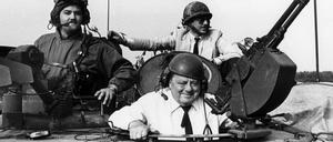Franz Josef Strauß (unten) beobachtet 1982 in einem US-Kampfpanzer eine Nato-Übung. Neue Akten weisen darauf hin, dass der langjährige CSU-Vorsitzende im Zweiten Weltkrieg als Agent für die USA gearbeitet haben könnte.