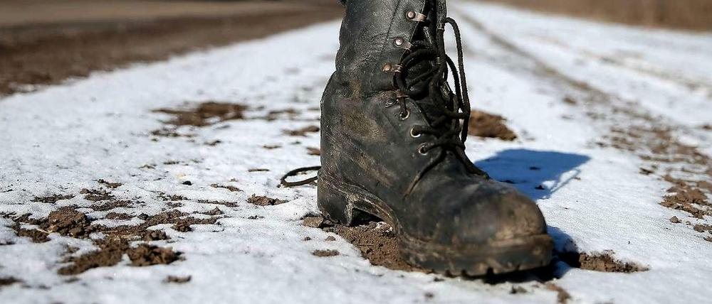 Ein Soldatenschuh steht am Rande einer Straße bei Debaltsewe.