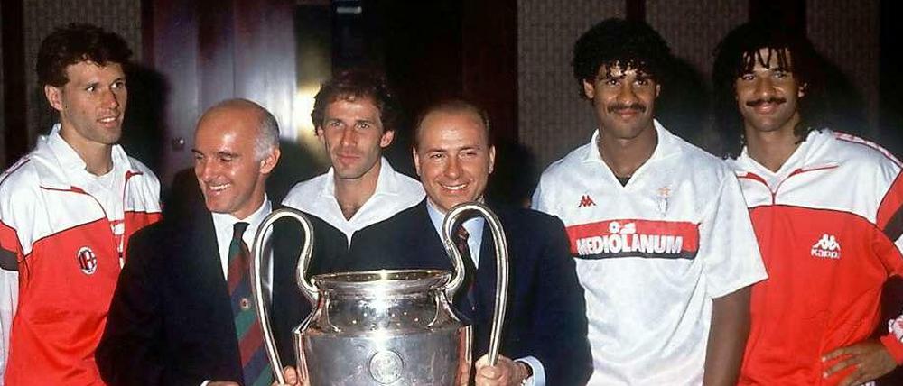 Glanz von früher. Sacchi (2.v.l.) mit AC-Mailand-Boss Berlusconi und den niederländischen Stars Rijkaard (2.v.r.) und Gullit (r.) nach dem Europapokalsieg 1990.
