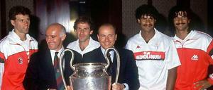 Glanz von früher. Sacchi (2.v.l.) mit AC-Mailand-Boss Berlusconi und den niederländischen Stars Rijkaard (2.v.r.) und Gullit (r.) nach dem Europapokalsieg 1990.