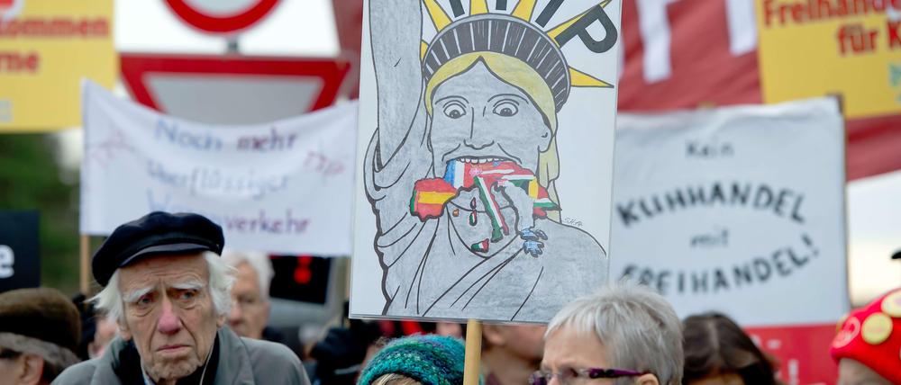 Gegner der Abkommen fürchten, dass Konzerne aus den USA und Kanada großen Einfluss auf politische Entscheidungen nehmen könnten.