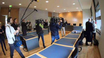 Die Angeklagte im Landgericht Leipzig (ganz rechts): Sie soll ihre minderjährige Tochter und Schwester für Sex an zwei Männer verkauft haben. Diese haben bereits gestanden. 