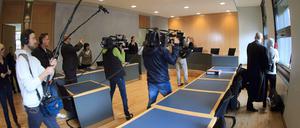 Die Angeklagte im Landgericht Leipzig (ganz rechts): Sie soll ihre minderjährige Tochter und Schwester für Sex an zwei Männer verkauft haben. Diese haben bereits gestanden. 