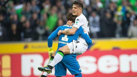 Schwere Last. Granit Xhaka mutete seinem Landsmann Yann Sommer einiges zu, nachdem er das Siegtor im Derby erzielt hatte.