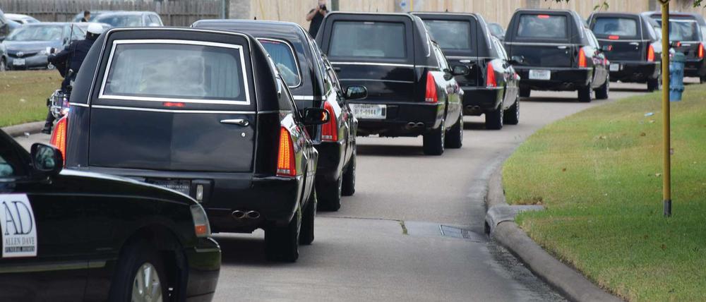 Letzte Reise einer achtköpfigen US-Familie: Leichenwagen mit den Särgen von acht Mitgliedern einer Familie fahren in Houston, Texas, zur Beerdigung. Der 48 Jahre alte Ex-Freund der Ehefrau soll sie erschossen haben. 