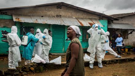 Eine Frau trauert um ein Ebola-Opfer