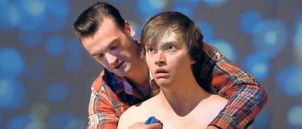 Außenseiter in Berlin. Christopher (Kilian Ponert, rechts) ist ein Asperger-Autist auf der Suche nach seiner Mutter.