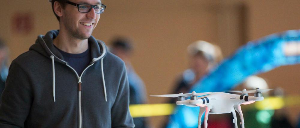Eine ferngelenkte Drohne beim Drohnenrennen "Dronemasters Berlin" in Berlin über einem Hindernisparcours.