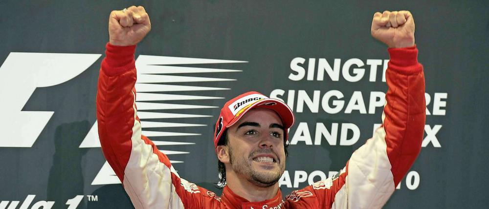 Start-Ziel-Sieger Fernando Alonso freut sich über seinen Erfolg.