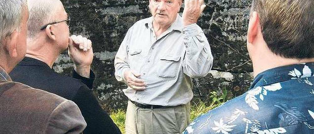 Reiseleiter Irving vor Himmlers Quartier „Hochwald“ in Masuren. Foto: dpa