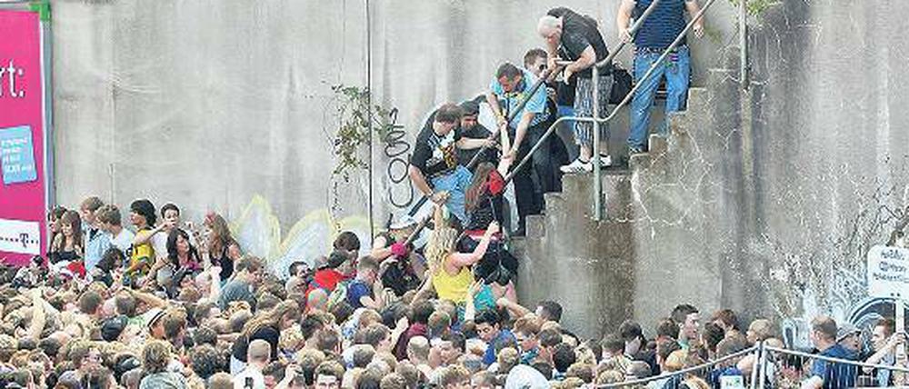 Die Bilder selbst geben keinen Aufschluss über die Ursache. Das tödliche Gedränge bei der Loveparade in Duisburg. 