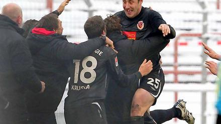 Kein Trauerflor: Ganz in schwarz jubelt Markus Brzenska mit der Cottbuser Bank über seinen Treffer zum 2:0.