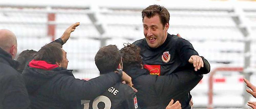 Kein Trauerflor: Ganz in schwarz jubelt Markus Brzenska mit der Cottbuser Bank über seinen Treffer zum 2:0.