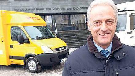 Minister und Modelle. Mit insgesamt 1,3 Millionen Euro wird Verkehrsminister Ramsauer (CSU) das Berliner Projekt unterstützen. Foto: dpa