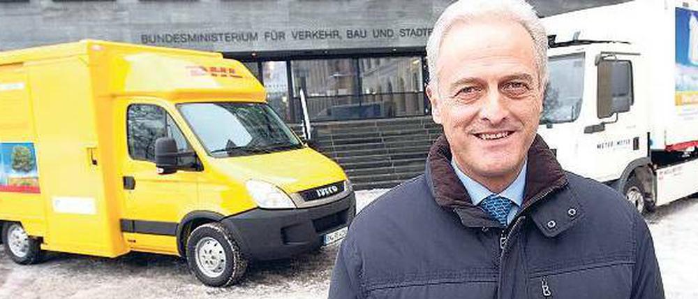 Minister und Modelle. Mit insgesamt 1,3 Millionen Euro wird Verkehrsminister Ramsauer (CSU) das Berliner Projekt unterstützen. Foto: dpa