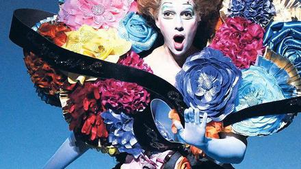 Kulinarisch. Juliane Banse singt in Baden-Baden die Agathe in Webers „Freischütz“, die Kostüme stammen von dem Designer-Duo Viktor &amp; Rolf. Ab Donnerstag ist Banse auch im Kino als Agathe zu erleben, allerdings etwas weniger opulent ausgestattet. Foto: dpa