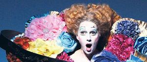 Kulinarisch. Juliane Banse singt in Baden-Baden die Agathe in Webers „Freischütz“, die Kostüme stammen von dem Designer-Duo Viktor & Rolf. Ab Donnerstag ist Banse auch im Kino als Agathe zu erleben, allerdings etwas weniger opulent ausgestattet. Foto: dpa