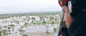 Notstand im Land. Die anhaltenden Regenfälle Anfang Dezember, von deren Folgen sich Präsident Hugo Chavez hier selbst ein Bild macht, werden als Grund für das Ermächtigungsgesetz genannt. Die Opposition hält das für vorgeschoben. Foto: AFP