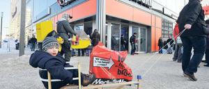 Volle Tüten. Auf dem Alexanderplatz in Berlin trennen Media-Markt und Saturn nur ein paar Schritte. Foto: Paul Zinken