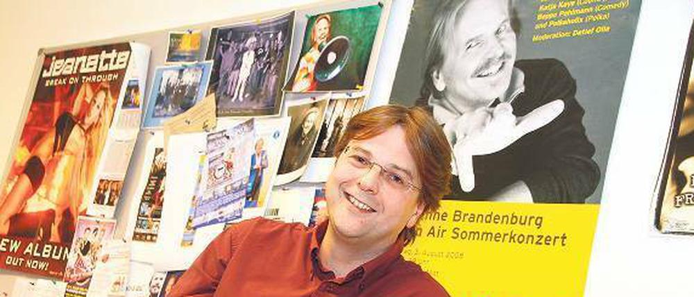 Aber bitte mit Rotkohl. Seit 16 Jahren organisiert Marcus Zander – hier im Büro seiner Wilmersdorfer Musikfirma Zett-Records – seinem Vater Frank die Weihnachtsfeier für Berliner Obdachlose im Neuköllner Estrel-Hotel. An diesem Dienstag ist es wieder so weit.
