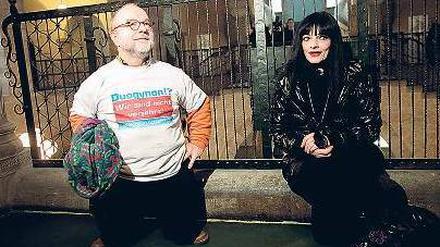 Zuspruch vom Star. Wolf-Dietrich Molzow sieht sich als Duogynon-Geschädigten. Nina Hagen kam, um ihn und seine Leidensgenossen zu unterstützen. Foto: dapd