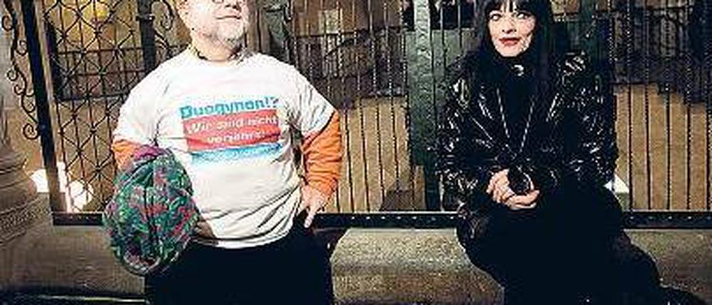 Zuspruch vom Star. Wolf-Dietrich Molzow sieht sich als Duogynon-Geschädigten. Nina Hagen kam, um ihn und seine Leidensgenossen zu unterstützen. Foto: dapd