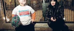 Zuspruch vom Star. Wolf-Dietrich Molzow sieht sich als Duogynon-Geschädigten. Nina Hagen kam, um ihn und seine Leidensgenossen zu unterstützen. Foto: dapd
