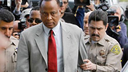 Conrad Murray (M.) muss sich vor Gericht verantworten.