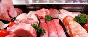 Mit Dioxin belastetes Schweinefleisch ist möglicherweise doch bereits an Verbraucher verkauft worden.