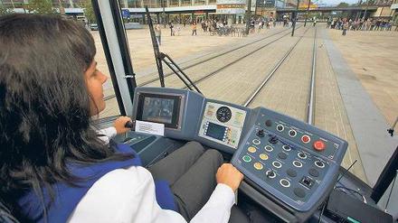 Freie Fahrt für Frauen. Bei der BVG ist aktuell ein Fünftel der Straßenbahn- und Busfahrer weiblich, und das Landesunternehmen will den Anteil weiter steigern.