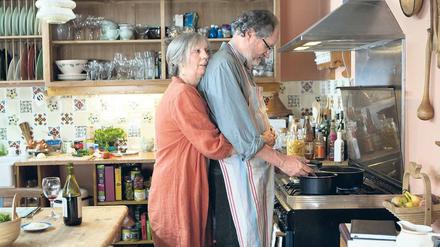 Liebe geht durch den Magen. Hobbykoch Tom (Jim Broadbent) und seine Frau Gerri (Ruth Sheen). 