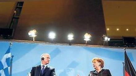 Deutsch-griechische Säulen. Bundeskanzlerin Angela Merkel (CDU) empfing den griechischen Ministerpräsidenten Giorgos Papandreou am Dienstag in Berlin. 