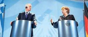 Deutsch-griechische Säulen. Bundeskanzlerin Angela Merkel (CDU) empfing den griechischen Ministerpräsidenten Giorgos Papandreou am Dienstag in Berlin. 