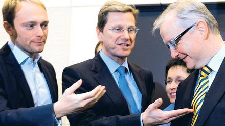 Gesprächsbedarf. FDP-Chef Guido Westerwelle (Mitte) und der Generalsekretär der Liberalen, Christian Lindner (links), diskutieren in Berlin mit EU-Währungskommissar Olli Rehn über den Euro-Rettungsschirm. 