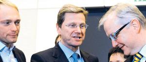 Gesprächsbedarf. FDP-Chef Guido Westerwelle (Mitte) und der Generalsekretär der Liberalen, Christian Lindner (links), diskutieren in Berlin mit EU-Währungskommissar Olli Rehn über den Euro-Rettungsschirm.