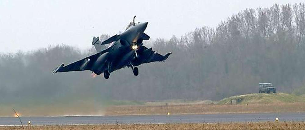 Ein französischer Kampfjet hebt von der Militärbasis in Saint Dizier in Richtung Libyen ab.