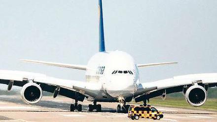 Rollen ist schwieriger als Fliegen. Die Flügel haben eine Spannweite von 80 Metern, Kameras helfen den Piloten bei der Orientierung. Foto: ddp