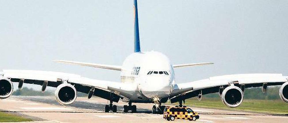 Rollen ist schwieriger als Fliegen. Die Flügel haben eine Spannweite von 80 Metern, Kameras helfen den Piloten bei der Orientierung. Foto: ddp