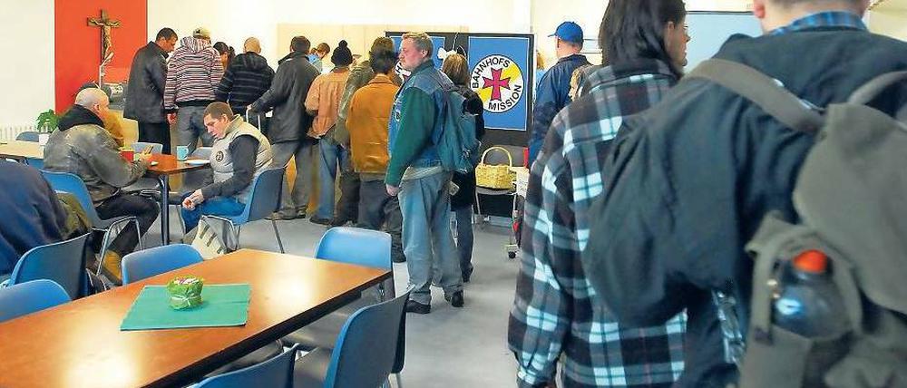 Zuschlag aus der Armenküche. In die Warteschlange vor der Essensausgabe der Bahnhofsmission am Zoo reihen sich nicht nur Obdachlose, sondern zunehmend auch ältere Berliner ein, deren Rente nicht mehr zum Leben reicht.