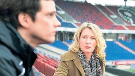 Verdächtig? Ben Nenbrook (Lutz Pfaff) war der beste Freund des ermordeten Profifußballers Kevin Faber. Kommissarin Lindholm (Maria Furtwängler) fragt sich, ob Nenbrock nicht auf Faber neidisch war, der eine Karriere in der Nationalmannschaft vor sich hatte. Foto: NDR