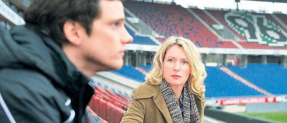 Verdächtig? Ben Nenbrook (Lutz Pfaff) war der beste Freund des ermordeten Profifußballers Kevin Faber. Kommissarin Lindholm (Maria Furtwängler) fragt sich, ob Nenbrock nicht auf Faber neidisch war, der eine Karriere in der Nationalmannschaft vor sich hatte. Foto: NDR