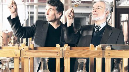 Destillation gelungen? Gerald Schroff (l.) stammt aus einem Schnapsbrennerdorf im Schwarzwald. Mit seinem späteren Kompagnon, dem Berliner Mikrobiologen und TU-Professor Ulf Stahl traf er wortwörtlich auf einer Skipiste am Arlberg zusammen. 