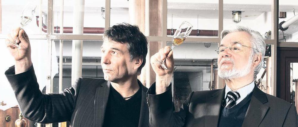Destillation gelungen? Gerald Schroff (l.) stammt aus einem Schnapsbrennerdorf im Schwarzwald. Mit seinem späteren Kompagnon, dem Berliner Mikrobiologen und TU-Professor Ulf Stahl traf er wortwörtlich auf einer Skipiste am Arlberg zusammen. 