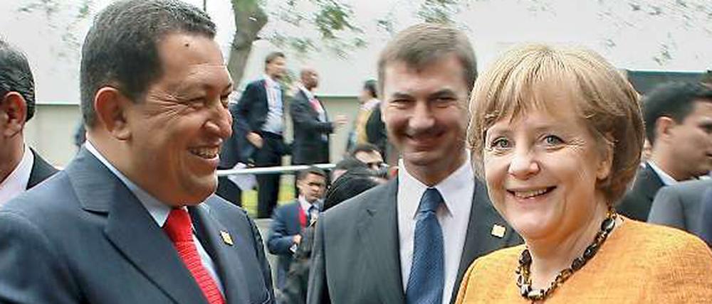 Handschlag: Hugo Chávez (l.) und Angela Merkel lächeln für die Journalisten. Die Aufnahme stammt von 2008.