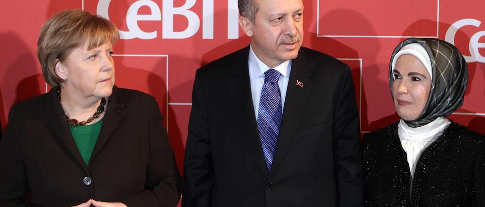 Bundeskanzlerin Angela Merkel, der türkische Ministerpräsident Recep Tayyip Erdogan und seine Frau Emine in Hannover vor der Eröffnung der internationalen Computermesse Cebit.